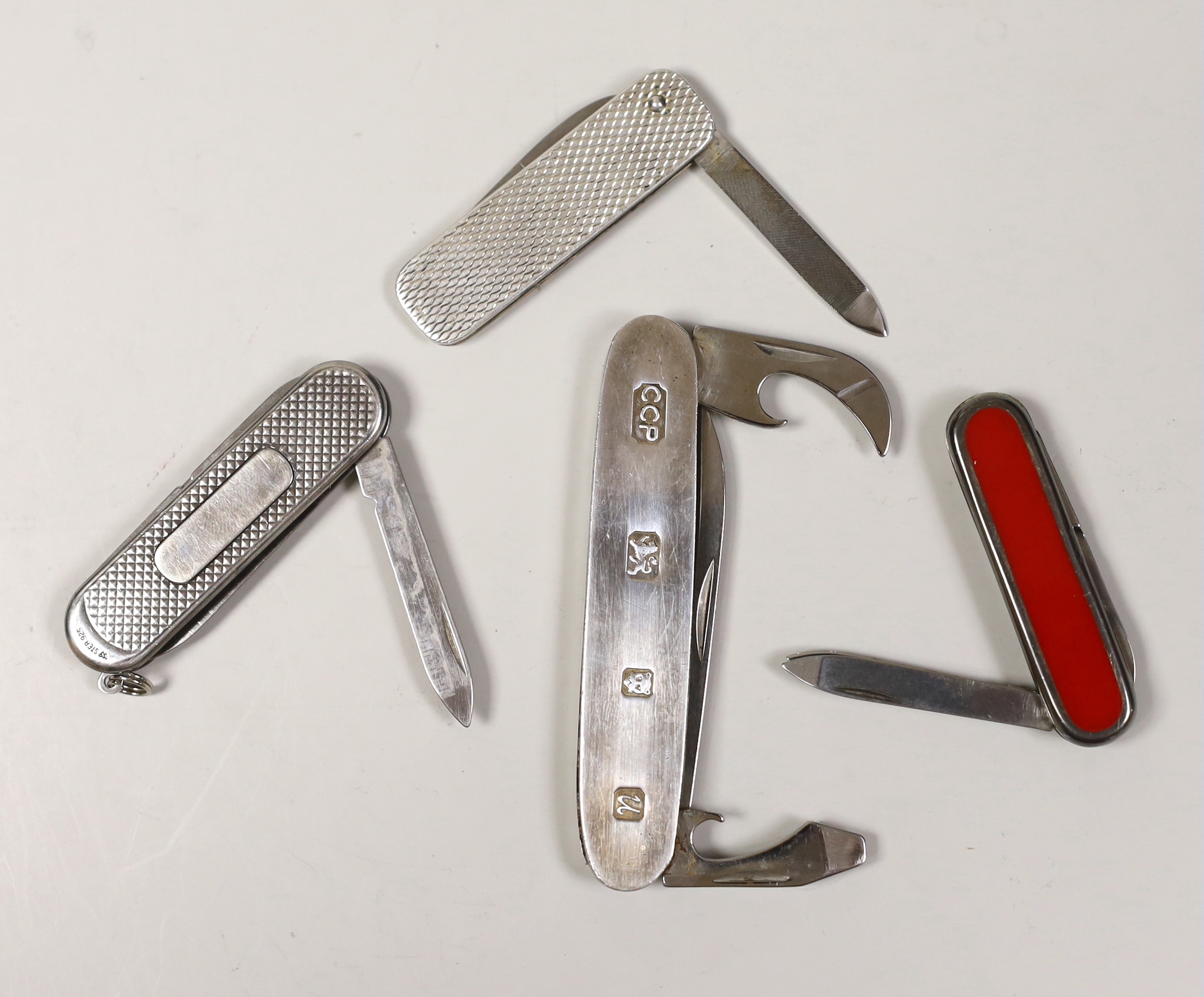 Four assorted modern silver or 925 mounted pen knives, largest, Chamberlain Clarke Partnership, London, 1994, 91mm.